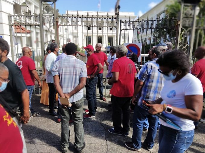  Martinique : L’intersyndicale quitte la réunion avec le préfet.